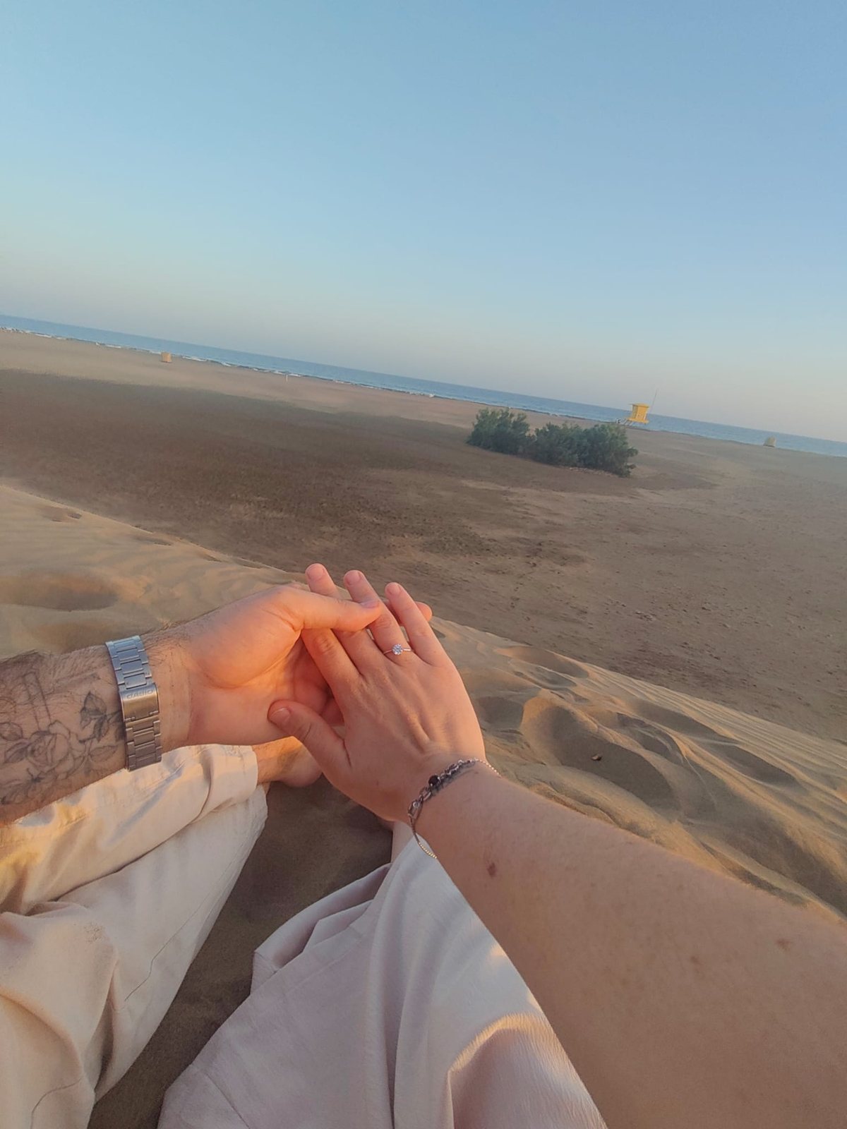 M. Ángel y Eli celebrando su pedida de mano junto al mar