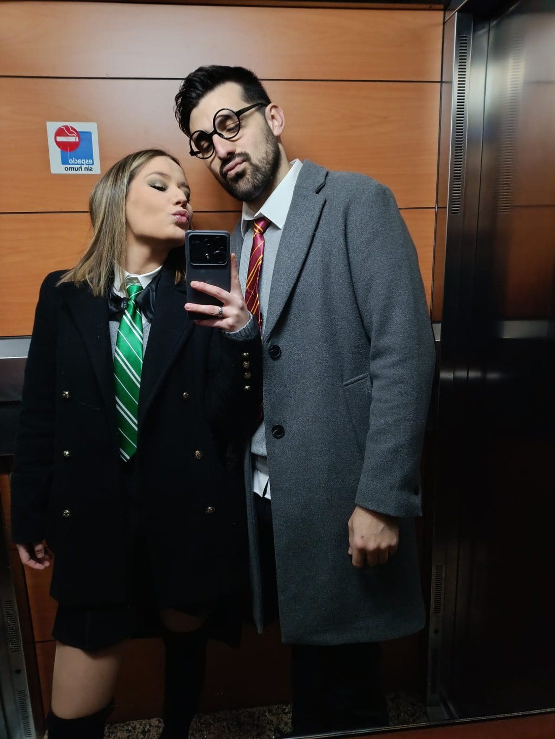 Eli y M. Ángel disfrazados y posando juntos