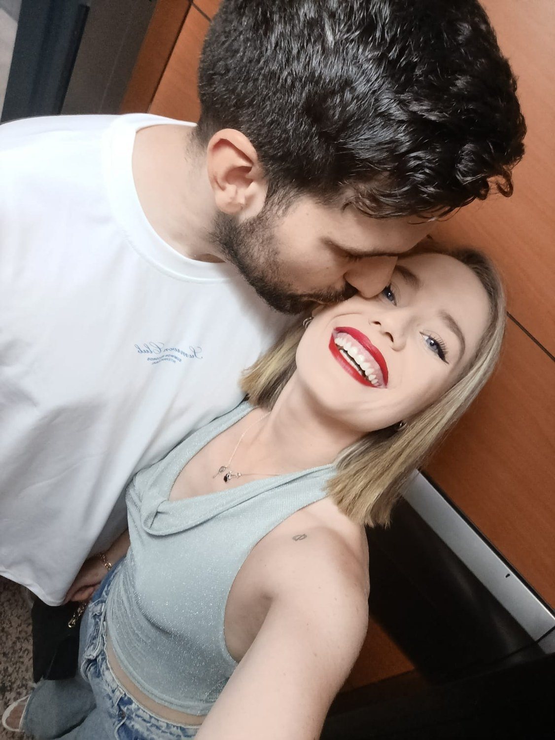 Eli y M. Ángel compartiendo un beso