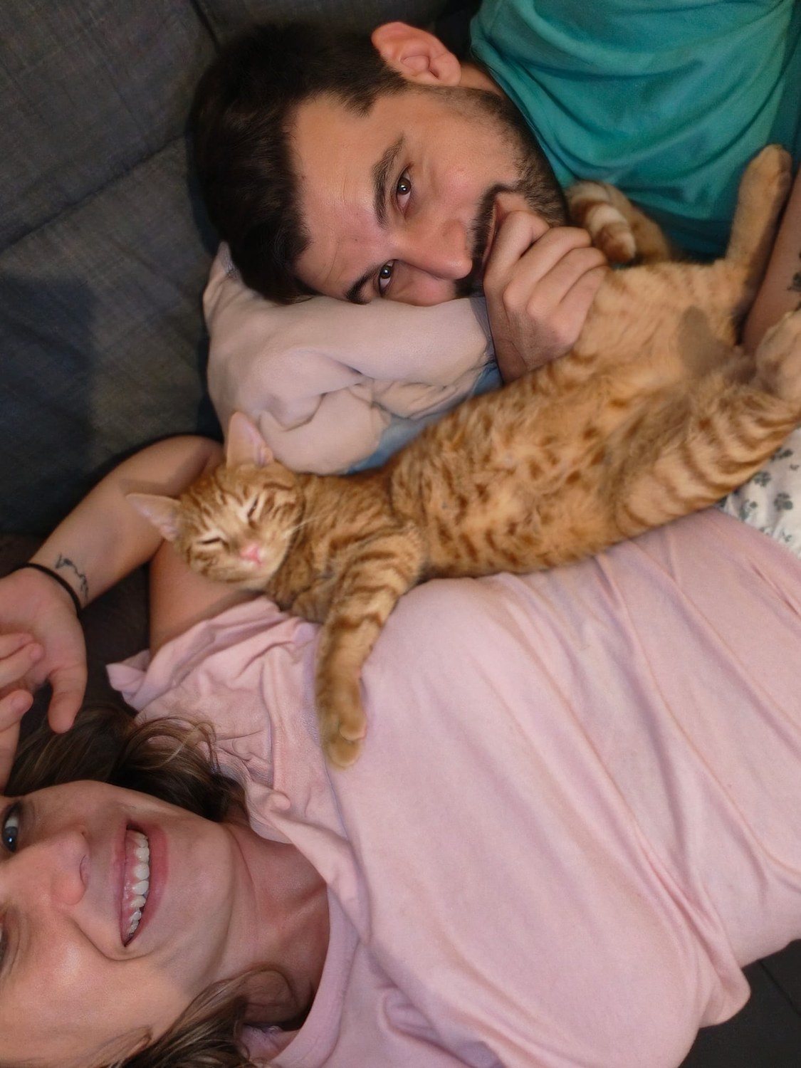 Eli y M. Ángel descansando con su gato
