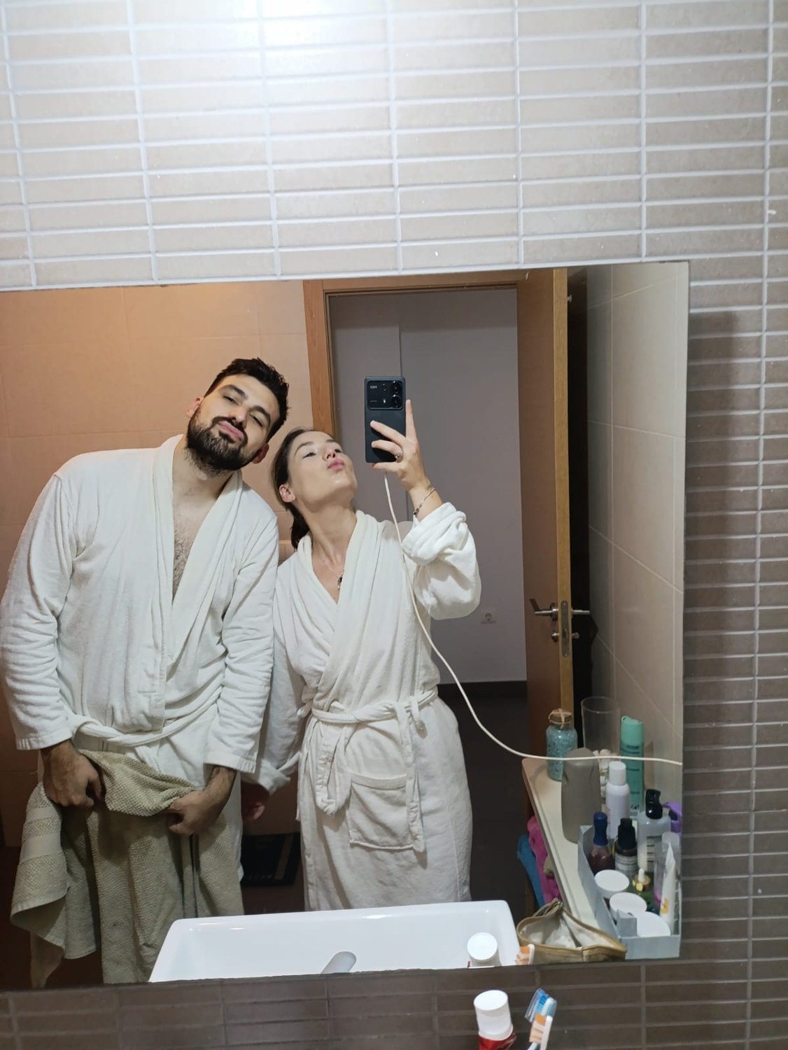 Eli y M. Ángel disfrutando juntos de un momento divertido